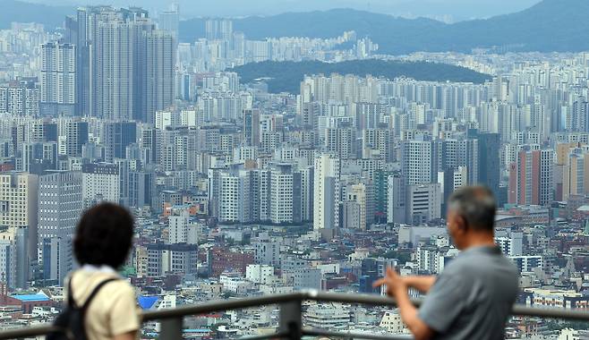 서울 시내 아파트 전경을 시민들이 바라보고 있다. 정부의 6·27 부동산 대책 이후 고가 아파트를 중심으로 계약 해제가 잇따르며 시장이 급속히 냉각되고 있다. 뉴스1