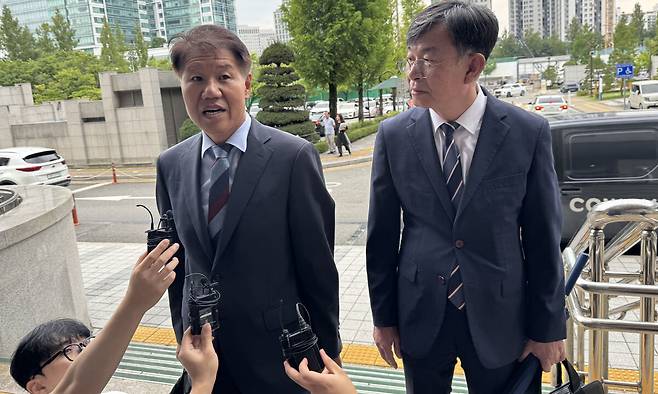 김수현·김상조 전 청와대 정책실장이 16일 오전 대전 서구 둔산동 대전지방법원 후문에서 재판 출석 전 취재진 질문에 대답하고 있다. 강은선 기자