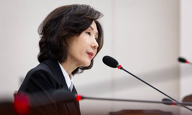 이진숙 사회부총리 겸 교육부 장관 후보자가 16일 오전 서울 여의도 국회 교육위원회에서 열린 인사청문회에서 의원 질의에 답하고 있다. 뉴스1