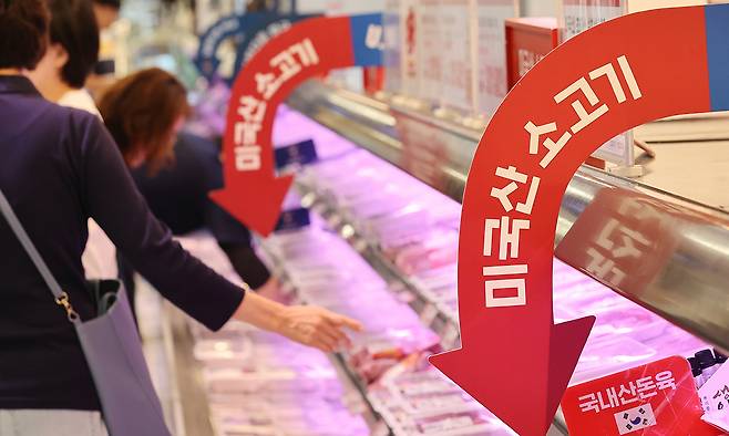 15일 서울 시내 한 대형마트에 미국산 소고기가 진열돼 있다. 미국은 한국과의 관세 협상에서 30개월 이상 소고기 수입 제한 해제, 미국산 쌀 구입 할당 확대 등을 요구하는 것으로 알려져 농업인단체가 거세게 반발하고 있다. 연합뉴스