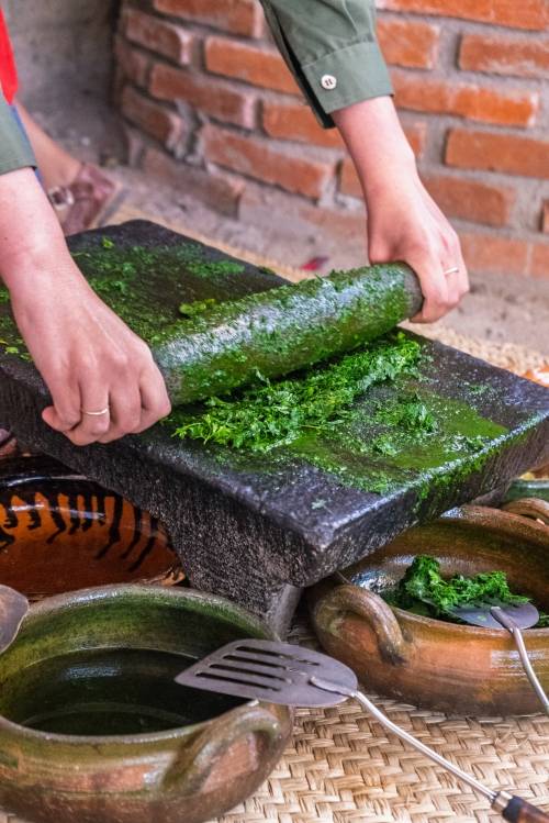 멕시코 전통 절구를 이용해 살사 베르데를 만드는 모습.