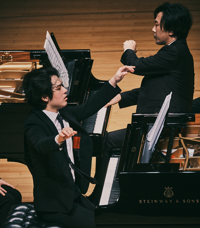 지난 14일 서울 롯데콘서트홀에서 열린 ‘현대카드 컬처프로젝트30 손민수& 임윤찬’에서 손민수(오른쪽)와 임윤찬이 격정적인 연주를 펼치고 있다. 현대카드 제공