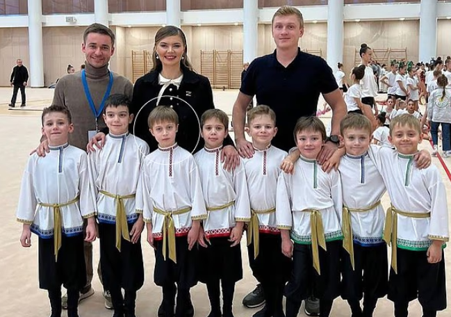 사진 아랫줄 왼쪽에서 세 번째는 푸틴 대통령의 아들 이번, 윗줄 왼쪽에서 두 번째가 푸틴 대통령의 32세 연하 연인 카바예바. 텔레그램 채널(VChK-OGPU) 제공