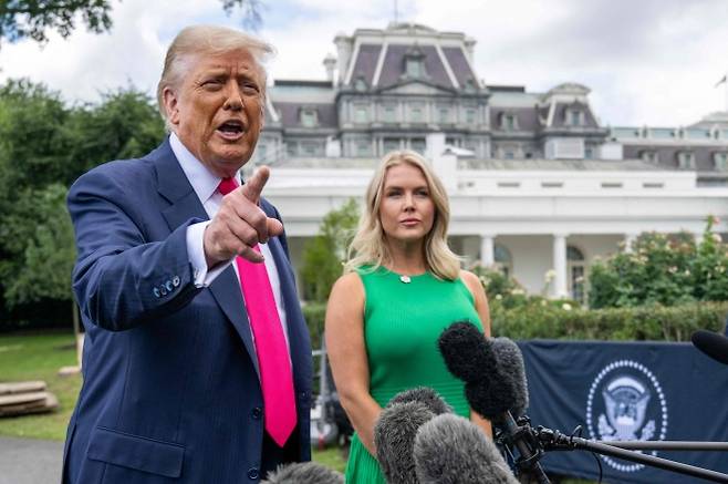 트럼프 대통령 - 도널드 트럼프 미국 대통령(왼쪽)이 15일(현지시간) 워싱턴DC 백악관 남쪽 잔디밭에서 캐롤라인 레빗 백악관 대변인과 함께 마린 원에 탑승하러 가는 길에 기자들과 만나 이야기를 나누고 있다. AFP 연합뉴스