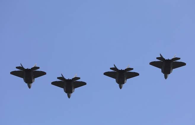 2025년 7월 4일(현지시간) 미국 워싱턴 백악관에서 열린 독립기념일 축하 행사에서 F-35 전투기들이 비행하고 있다. AP 연합뉴스