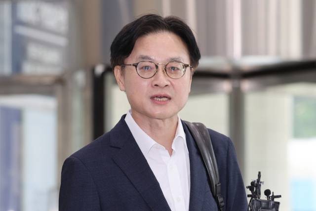 김정관 산업통상자원부 장관 후보자가 6월 30일 서울 강남구 한국기술센터에 마련된 인사청문회 준비사무실로 첫 출근하며 취재진의 질문에 답하고 있다. 연합뉴스.