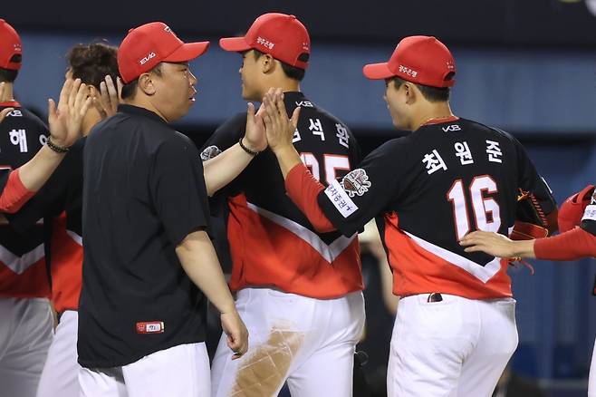 이범호 KIA 감독(왼쪽)은 전반기 연이은 대타 작전 성공으로 상승세를 이끌었다. 사진제공|KIA 타이거즈