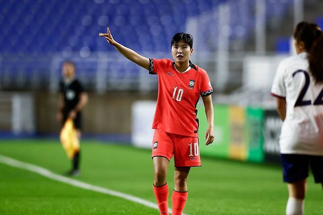 여자축구대표팀 지소연이 16일 수원월드컵경기장에서 열린 대만과 E-1 챔피언십 최종전 도중 동료에게 작전을 지시하고 있다. 사진제공|대한축구협회