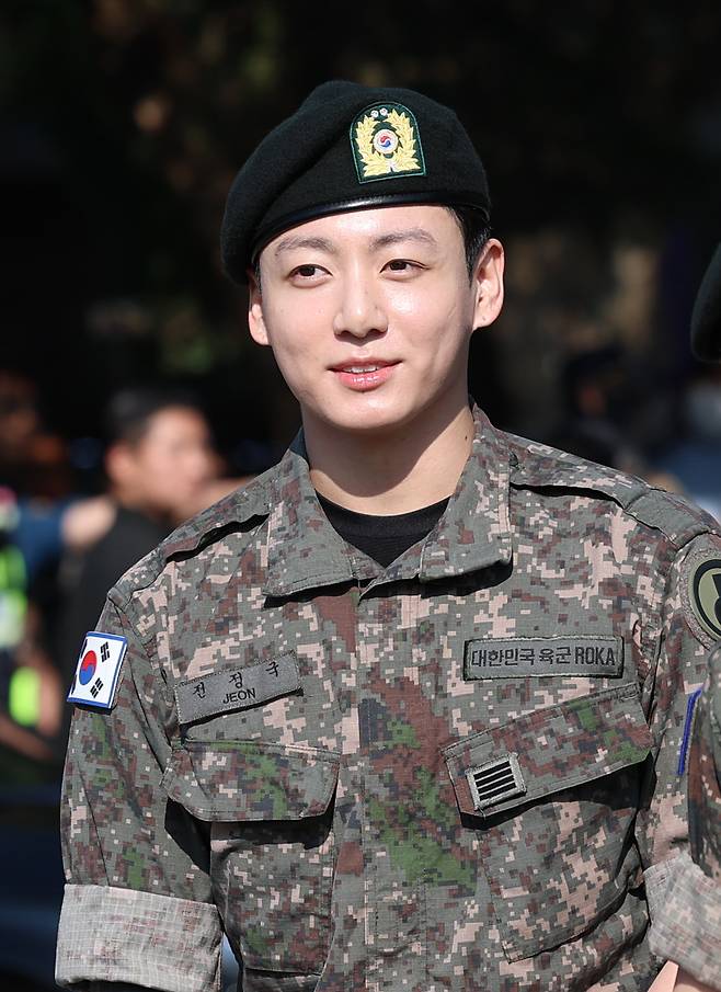 (연천=뉴스1) 권현진 기자 = 방탄소년단(BTS)의 정국이 11일 오전 경기도 연천군 연천공설운동장에서 군 복무를 마친 뒤 군복무를 마친 뒤 미소를 짓고있다. 정국과 지민은 지난 2023년 12월 입대해 경기도 연천에 위치한 육군 제5보병사단에서 약 1년 7개월간 병역의 의무를 성실히 수행했다. 2025.6.11/뉴스1 Copyright (C) 뉴스1. All rights reserved. 무단 전재 및 재배포, AI학습 이용 금지. /사진=(연천=뉴스1) 권현진 기자