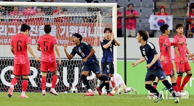 선제골을 넣고 기뻐하는 일본 선수들(파란 유니폼). /사진=뉴시스