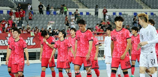 대한민국 축구대표팀 선수들이 15일 용인미르종합운동장에서 열린 2025 동아시아축구연맹(EAFF) E-1 챔피언십(동아시안컵) 일본과의 최종전에서 0-1로 패하며 우승컵을 내주며 아쉬움 가득한 표정으로 마무리하고 있다. 홍명보 감독. 2025.07.15. /사진=강영조 선임기자