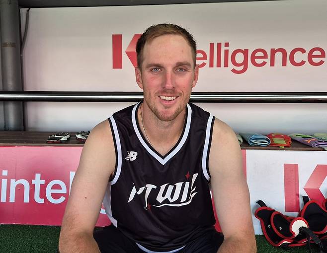 kt wiz 새 외국인 투수 패트릭 머피 (수원=연합뉴스) 김경윤 기자 = kt wiz 새 외국인 투수 패트릭 머피가 15일 수원케이티위즈파크에서 첫 불펜 투구를 마친 뒤 연합뉴스와 인터뷰하고 있다. 2025.7.15. cycle@yna.co.kr