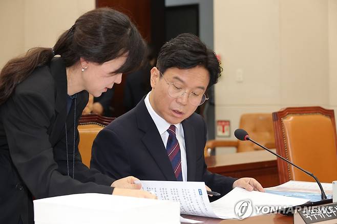 김영훈 고용노동부 장관 후보자 인사청문회 (서울=연합뉴스) 류영석 기자 = 김영훈 고용노동부 장관 후보자가 16일 서울 여의도 국회 환경노동위원회에서 열린 인사청문회에서 자료를 살펴보고 있다. 2025.7.16 ondol@yna.co.kr