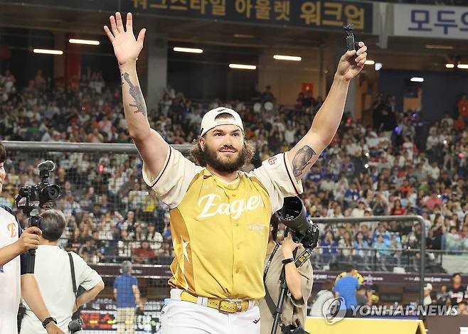 팬에 인사하는 폰세 (대전=연합뉴스) 강수환 기자 = NC 김형준이 11일 오후 대전 한화생명볼파크에서 열린 '2025 KBO 올스타 프라이데이'에서 한화 폰세가 팬들에게 인사하고 있다. 2025.7.11 swan@yna.co.kr