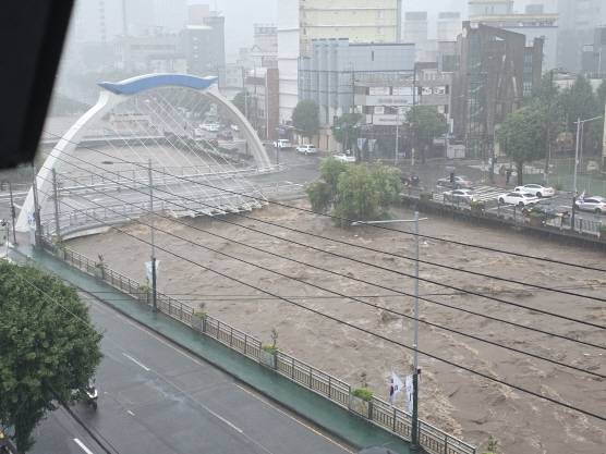 범람위기 상황인 광주천. sns캡처