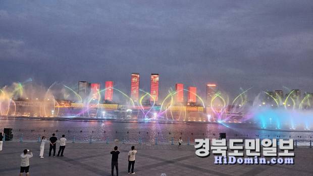 오르도스 인공강 강변 캉바스 광장에서 펼쳐진 화려한 분수쇼가 음악과 조명과 어우러져 환상적인 밤을 연출하고 있다.