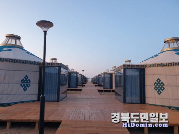 전통 몽골 게르의 외관을 유지하면서도 내부는 현대식 시설로 완비된 쾌적한 현대식 게르 호텔 모습.