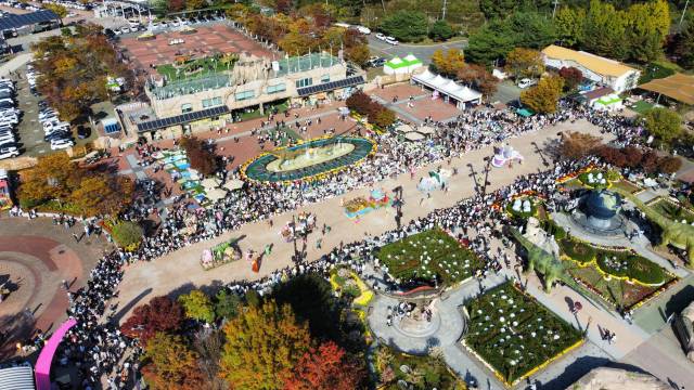 지난해 10월 열린 경남고성공룡세계엑스포 현장이 관람객들로 붐비고 있다. 고성군 제공