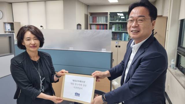 더불어민주당 부산시당 이재성 위원장은 16일 부산시 선관위를 방문해 내일로미래로당 명의로 게첩된 대선 부정선거 현수막에 대한 의견서를 전달했다. 민주당 부산시당 제공