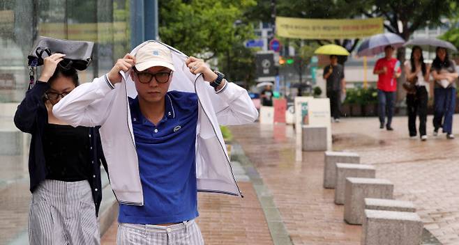 전국 대부분 지역에 비가 내린 14일 서울 중구 명동 거리를 찾은 관광객들이 발걸음을 옮기고 있다. (사진=뉴시스)