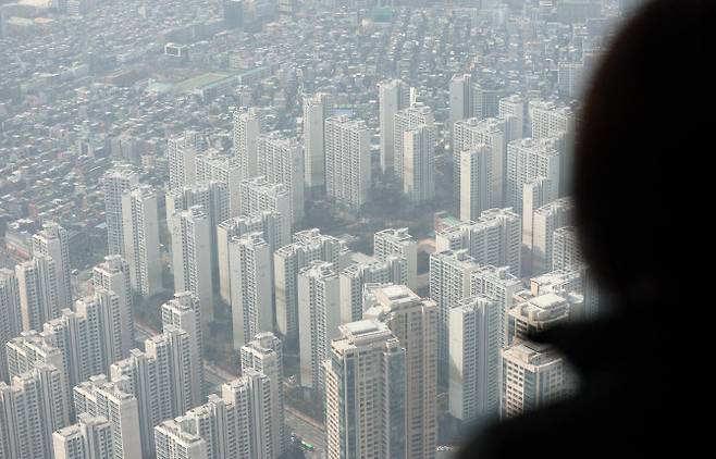 한 시민이 서울 아파트 단지를 바라보고 있다. (사진=이데일리 방인권 기자)