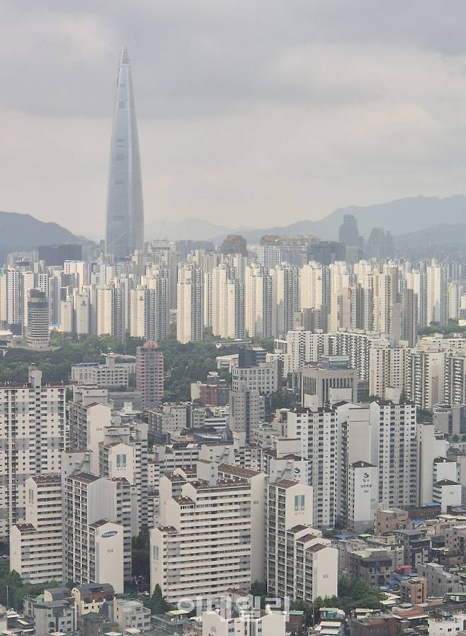 서울 강동구 강동역 인근에서 바라본 서울 시내 아파트의 모습.(사진=이데일리DB)