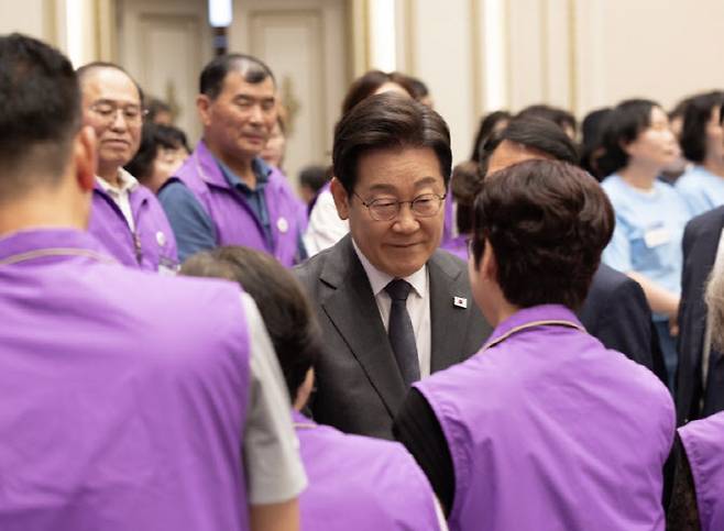 이재명 대통령이 16일 청와대 영빈관에서 열린 사회적 참사 유가족과 간담회에서 이태원 참사 유가족과 만나 인사를 나누는 모습. (사진=대통령실)