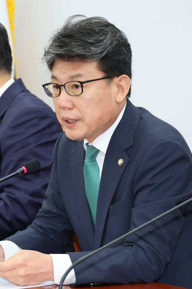 발더불어민주당 진성준 정책위의장이 17일 서울 여의도 국회에서 열린 정책조정회의에서 발언하고 있다. (사진=연합뉴스)