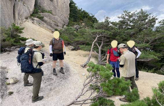 국립공원공단 관계자들이 샛길(비법정탐방로) 출입을 단속하고 있는 모습. (사진=국립공원공단)