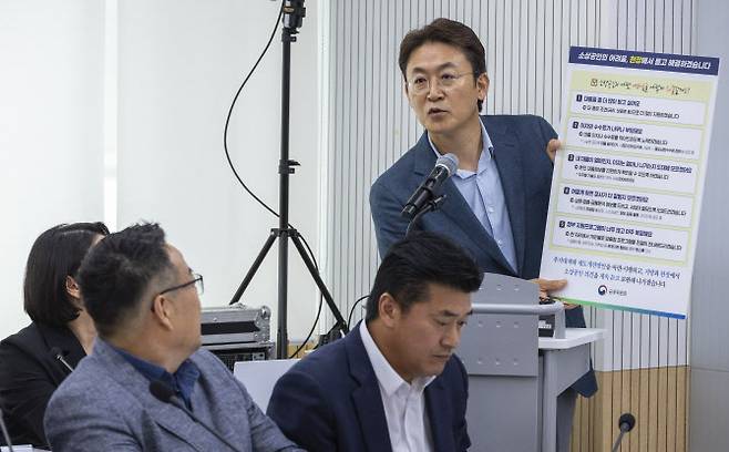 권대영 금융위원회 사무처장이 17일 서울 마포구 소상공인연합회 디지털 교육센터에서 열린 금융위원회와 소상공인연합회 주최로 열린 소상공인 금융 애로 현장 소통ㆍ해결 간담회에서 정부의 정책 마련 진행 상황에 대해 설명하고 있다.(사진=연합뉴스)