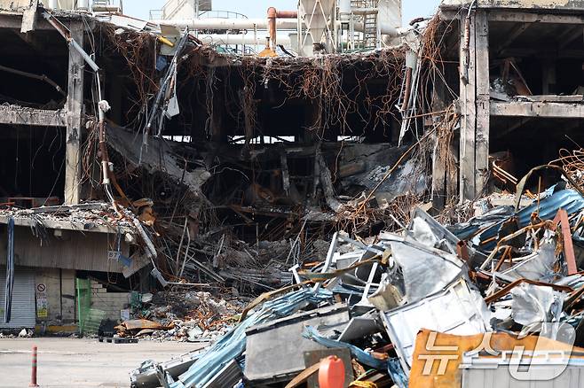 18일 광주 광산구 소촌동 금호타이어 광주공장에 건물 해체 등으로 인한 잔재물이 쌓여 있다. 2025.6.18/뉴스1 ⓒ News1 이승현 기자