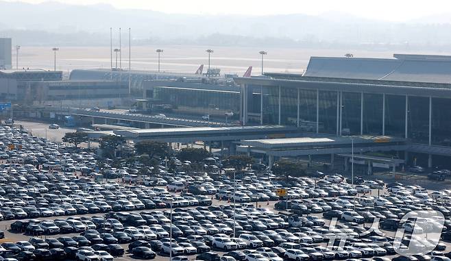 서울 강서구 김포공항 주차장이 차량들로 가득 차 있다. /뉴스1 ⓒ News1 권현진 기자
