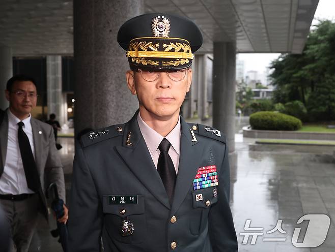 김용대 드론작전사령관이 17일 오전 서울 서초구 서울고등검찰청에 마련된 내란특검 사무실에 무인기 침투 의혹 등 외환 혐의 관련 조사를 받기 위해 출석하고 있다. 2025.7.17/뉴스1 ⓒ News1 구윤성 기자