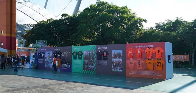 휠라(FILA)는 프로 축구 제주SK FC(제주SK)와 협업해 제주남방큰돌고래 보호 메시지를 담아 리사이클링 원단으로 만든 서드 유니폼을 제작하고 유소년 선수들과 교감하는 ESG 캠페인을 진행했다.(휠라제공)