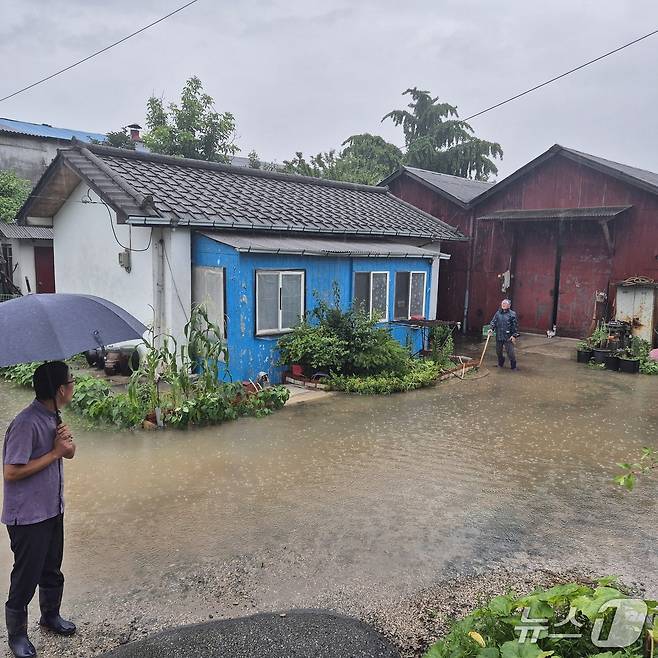 오전 9시 37분쯤 증평군 증평읍의 한 단독주택 마당이 침수됐다.(충북소방본부 제공. 재판매 및 DB금지)./뉴스1