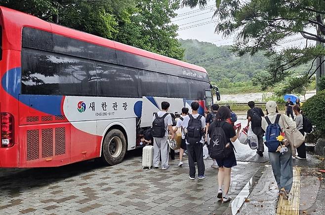 17일 학교 주변 하천에 홍수경보가 내려지면서 고립됐던 충북 청주 양업고등학교 학생들이 도로 동행이 가능해지면서 버스를 이용해 귀가하고 있다.(충북교육청 제공. 재판매 및 DB금지)/뉴스1 2025.7.17/뉴스1 ⓒ News1 엄기찬 기자
