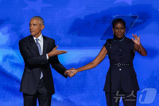 버락 오바마 전 미국 대통령과 부인 미셸 오바마. 2024.08.21 ⓒ 로이터=뉴스1 ⓒ News1 우동명 기자