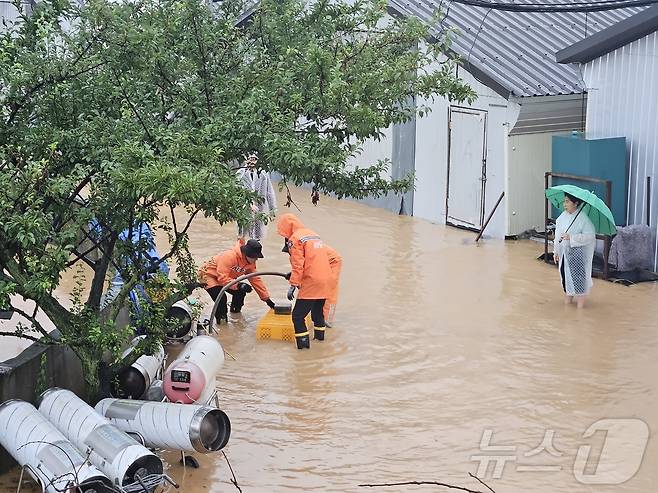 17일 오전 10시 55분쯤 진천군 초평면 초금로 일대 바닥이 침수돼 소방당국이 배수 작업을 벌이고 있다.(충북소방본부 제공. 재판매 및 DB금지)./뉴스1 2025.7.17/뉴스1