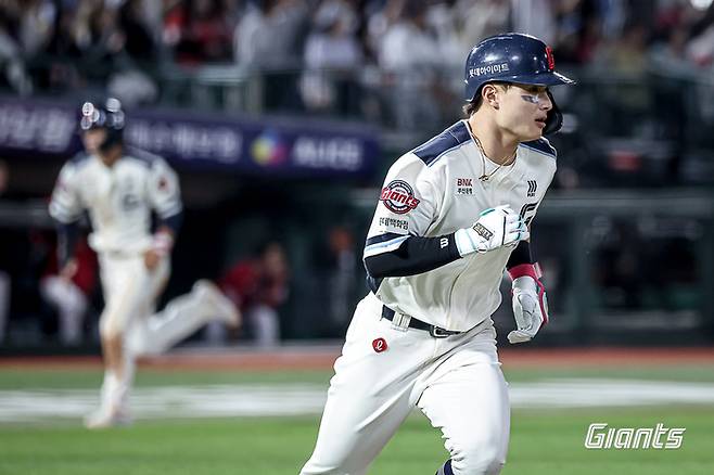 롯데 윤동희가 30일 부산 사직구장에서 열린 2025 KBO리그 정규시즌 SSG전서 동점 적시타를 치고 출루하고 있다. 사진 | 롯데 자이언츠