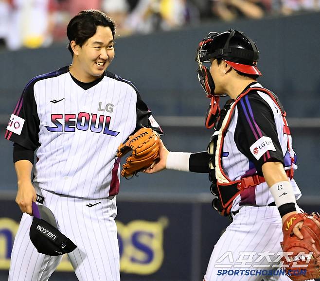 27일 잠실야구장에서 열린 KIA와 LG의 경기, LG가 4대3으로 승리했다. 승리의 기쁨을 나누는 유영찬-박동원 배터리의 모습. 잠실=허상욱 기자wook@sportschosun.com/2025.06.27/