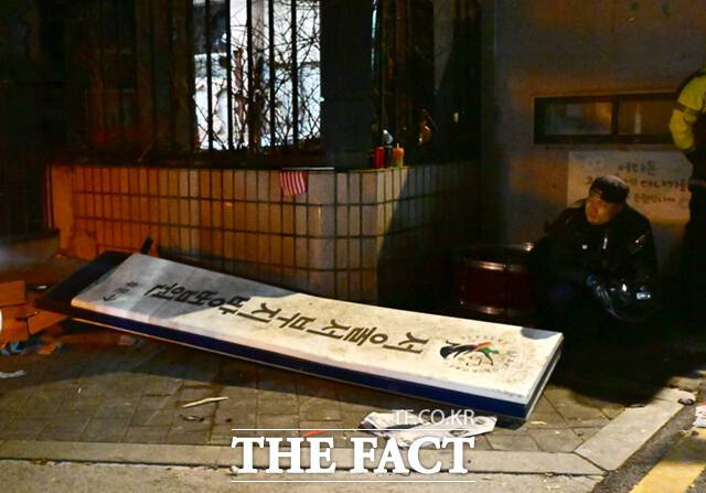 서울서부지법 형사5단독 김형석 부장판사는 17일 오전 특수건조물침입과 특수공용물건손상 혐의로 기소된 김모(36) 씨에게 징역 1년을 선고했다. /이새롬 기자