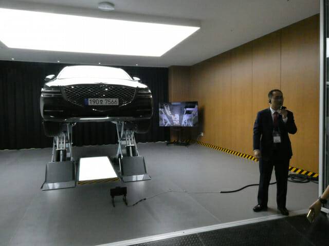 중고차 하부 촬영 모습을 설명하는 이정환 SK렌터카 대표이사