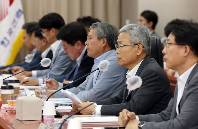 김동철 한전 사장(왼쪽 두번째)이 지난달 24~25일 나주 본사에서 전 경영진과 전국의 1차 사업소장들이 모두 참여하는 대토론회를 열고 에너지 고속도로 건설과 신기술 활성화 등 핵심 과제에 대한 심층 논의를 하고 있다.(사진제공= 한전)