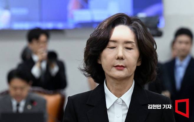 이진숙 사회부총리 겸 교육부 장관 후보자가 16일 국회 교육위원회에서 열린 인사청문회에서 김영호 위원장에게 선서문을 제출한 뒤 자리로 돌아오고 있다. 2025.7.16 김현민 기자