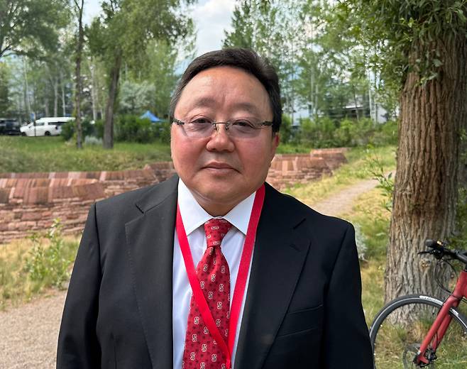 치히아긴 엘베그도르지 전 몽골 대통령이 16일 미국 콜로라도주(州) 애스펀에서 열린 '애스펀안보포럼'에서 본지와 만나 인터뷰를 하고 있다. /애스펀(콜로라도주)=김은중 특파원