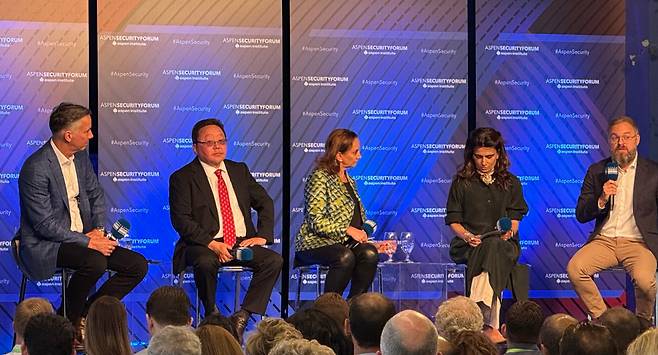 치히아긴 엘베그도르지 전 몽골 대통령(왼쪽에서 두번째)이 16일 미국 콜로라도주 애스펀에서 열린 애스펀안보포럼에 참석해 패널 토론을 하고 있다. /애스펀(콜로라도주)=김은중 특파원