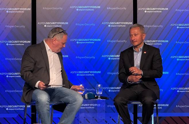 비비안 발라크리쉬난 싱가포르 외교장관(오른쪽)이 16일 미국 콜로라도주 애스펀에서 열린 '애스펀안보포럼'에서 대담을 하고 있다. /애스펀(콜로라도주)=김은중 특파원