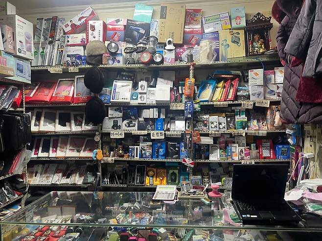 중국 베이징 주중 북한대사관 앞의 ‘북한인 쇼핑 거리’의 한 잡화점 내부/베이징=이벌찬 특파원
