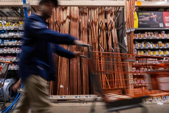 지난 9일 뉴욕시의 주택 재건축 매장에 구리 파이프가 전시되어 있다. /연합뉴스