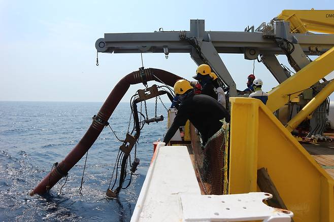 아라온호에서 테스트를 위해 다중 채널 탄성파 탐사기를 크레인으로 내리고 있다./홍아름 기자